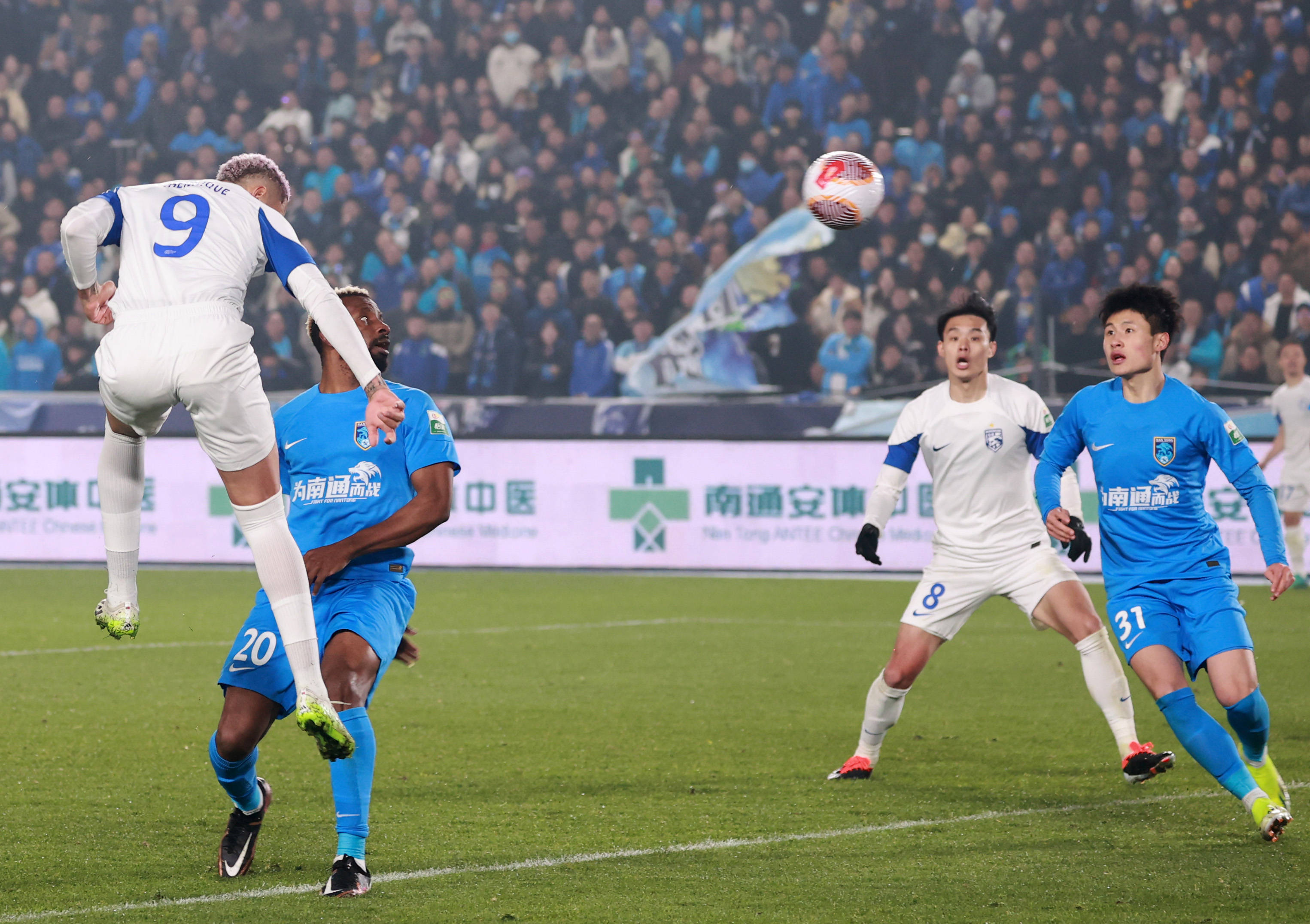 包含足球比赛中的紧张气氛让现场气氛紧张又激烈的词条 包含足球比赛中的紧张气氛让现场气氛紧张又激烈的词条