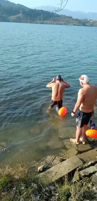 荷兰游泳选手挑战自我，突破自己