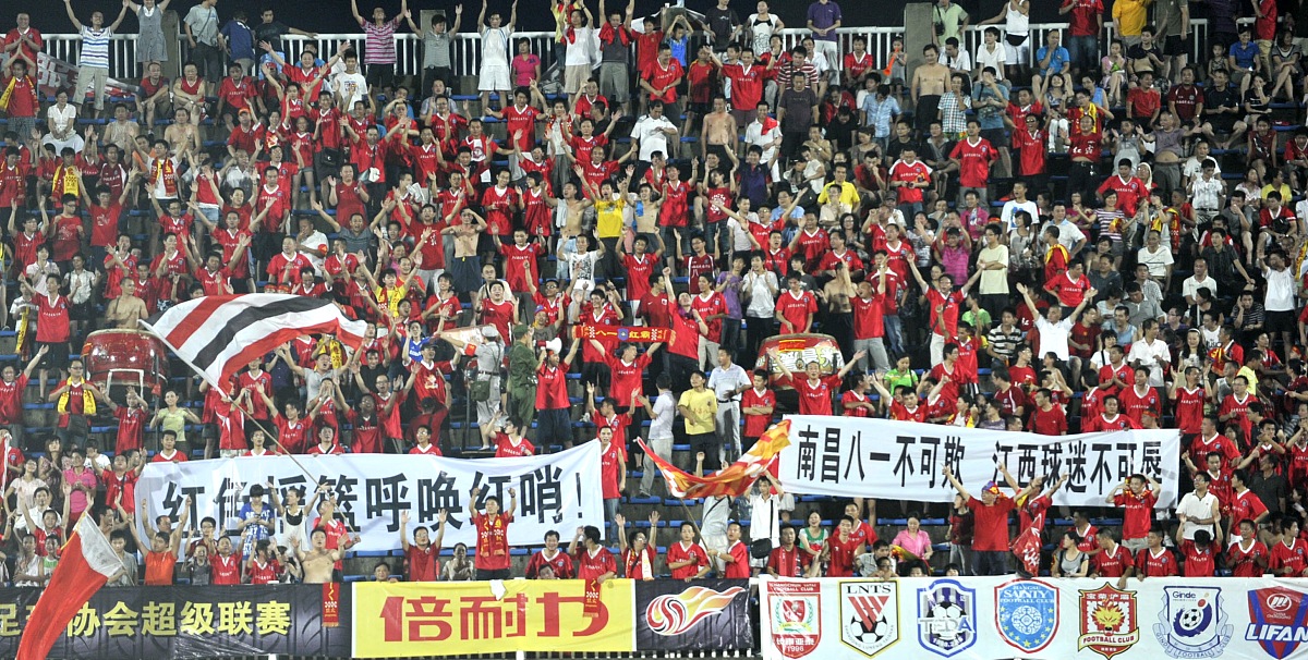 团结一心！球队战胜强敌夺得胜利