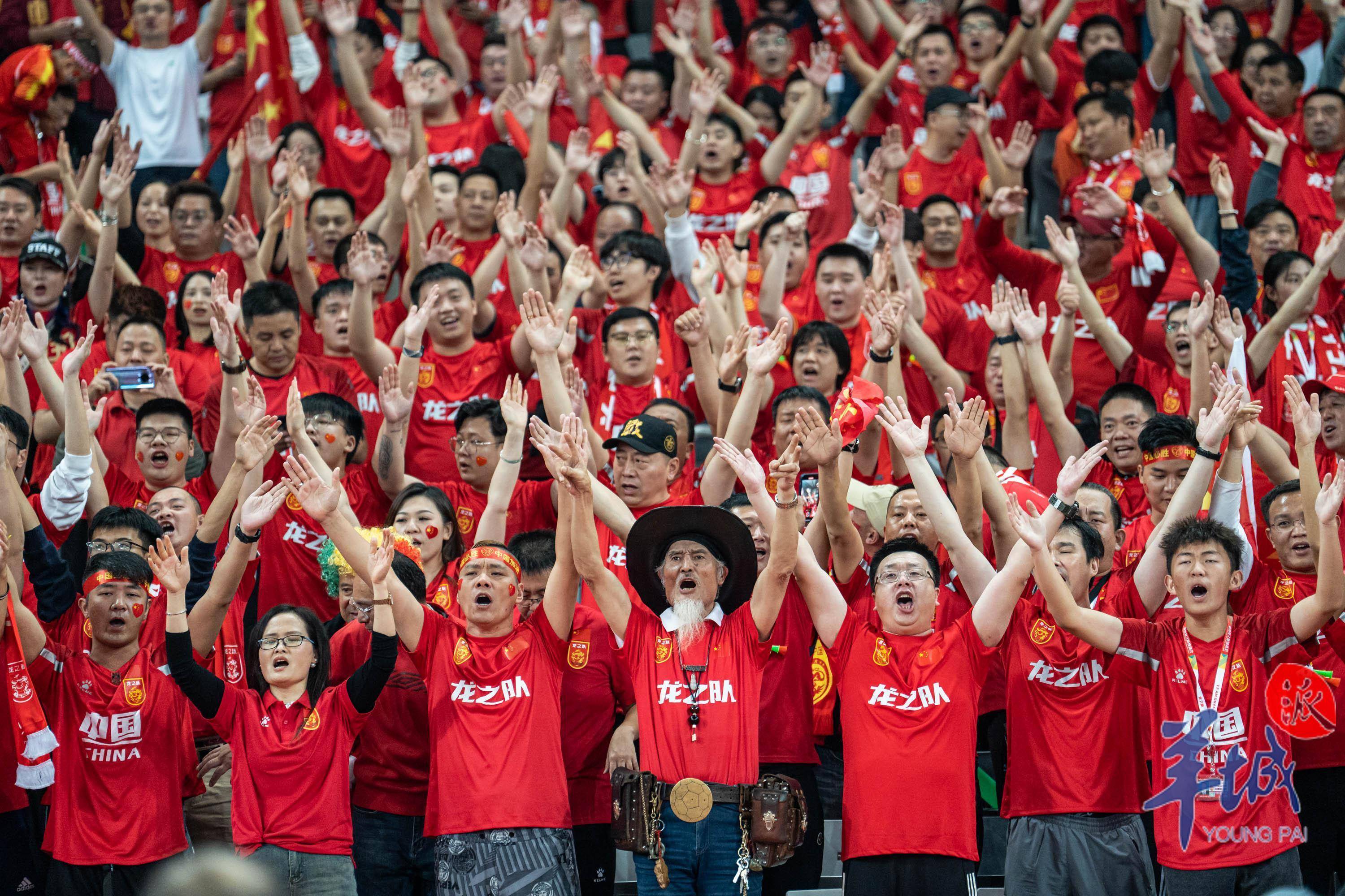 观众们在足球赛事中感受到了激情与热情 观众们在足球赛事中感受到了激情与热情