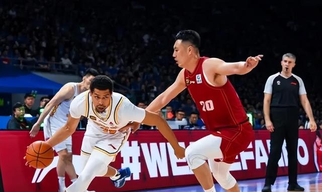 拼搏不止！CBA季后赛球员拼尽全力