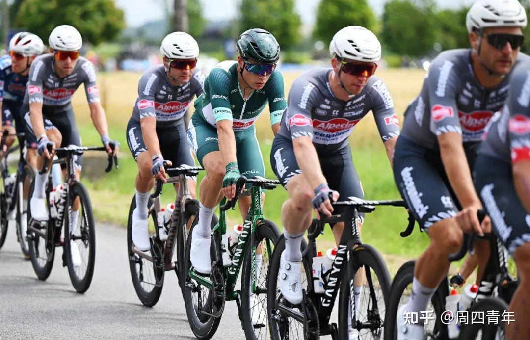 比利时自行车运动员奋力冲刺获胜的简单介绍 比利时自行车运动员奋力冲刺获胜的简单介绍