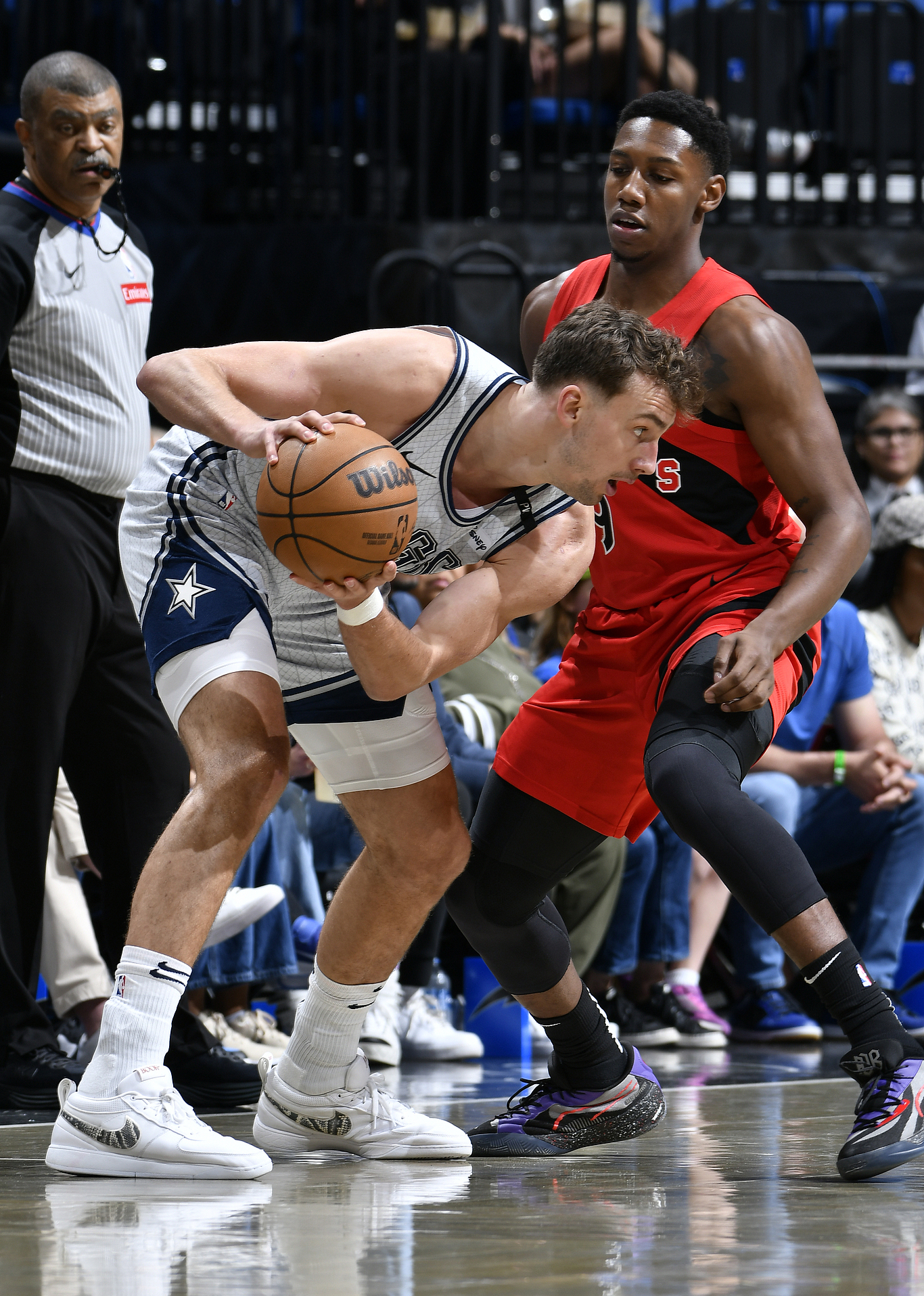 猛龙队突破魔术队,追赶东部前列 猛龙队突破魔术队,追赶东部前列