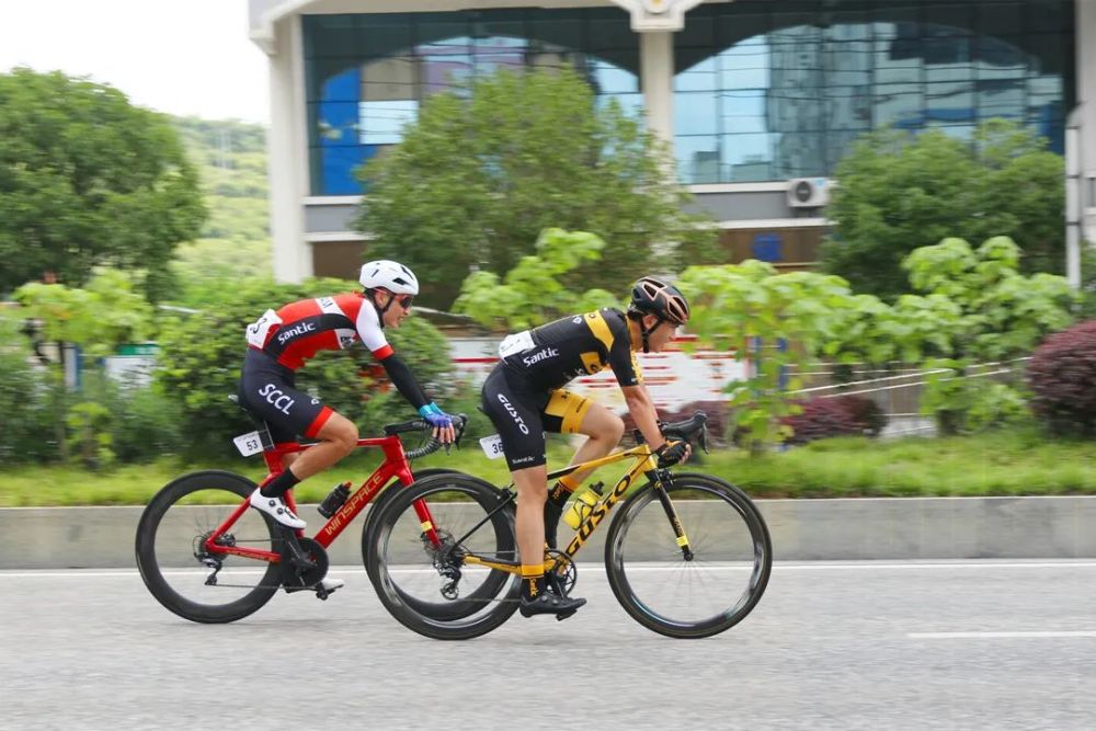自行车赛道速度领跑,选手奋力追赶 自行车赛道速度领跑,选手奋力追赶
