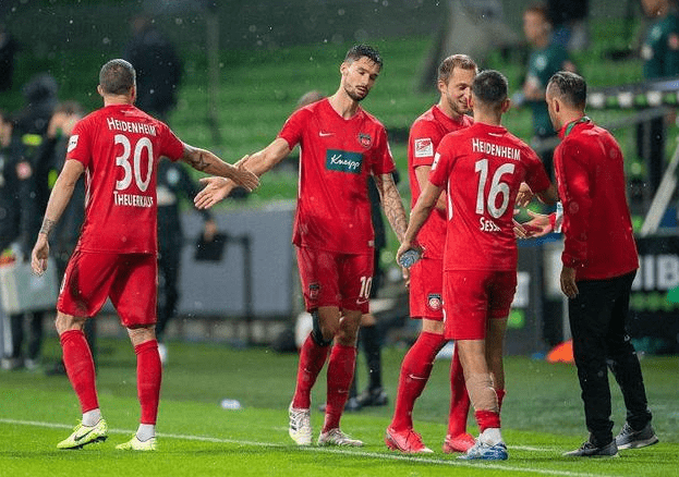 曼海姆客场取胜,取得关键三分 曼海姆客场取胜,取得关键三分