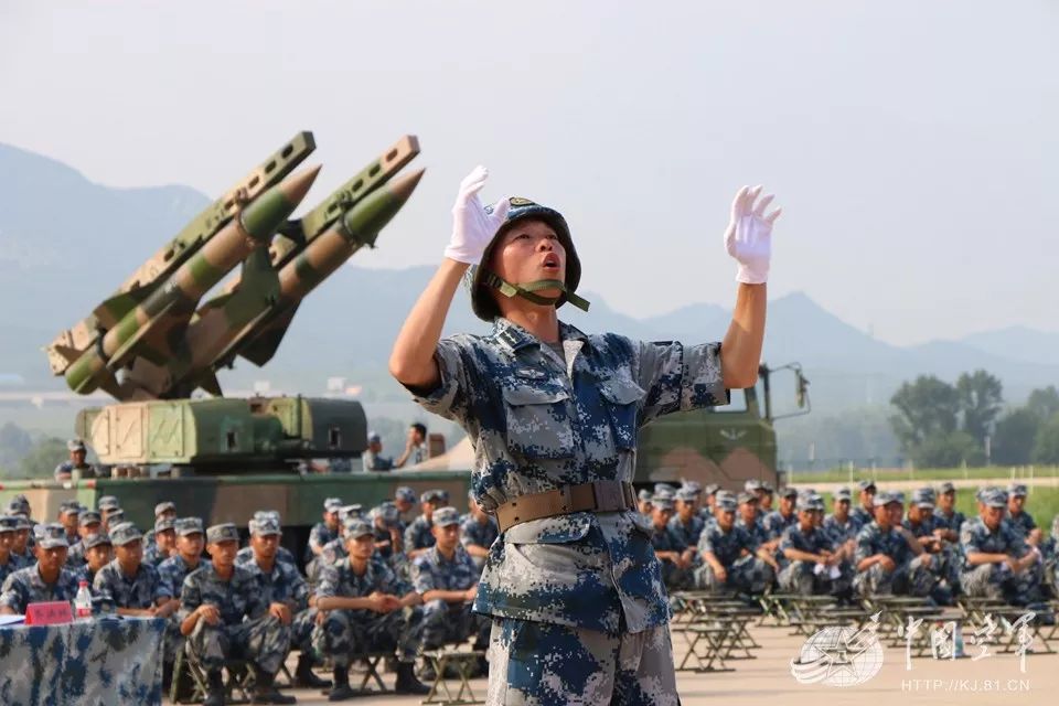 里昂队士气高昂,全面备战关键战役 里昂队士气高昂,全面备战关键战役