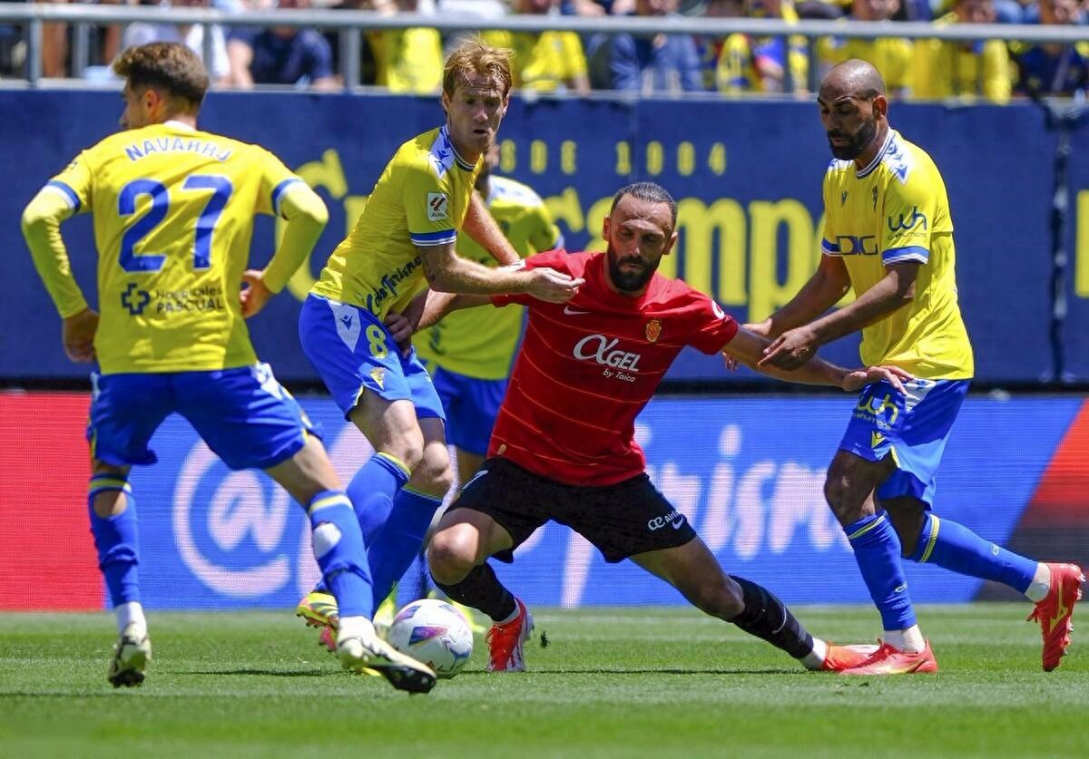 斯溫登主场逆转,保级压力渐渐减轻 斯溫登主场逆转,保级压力渐渐减轻