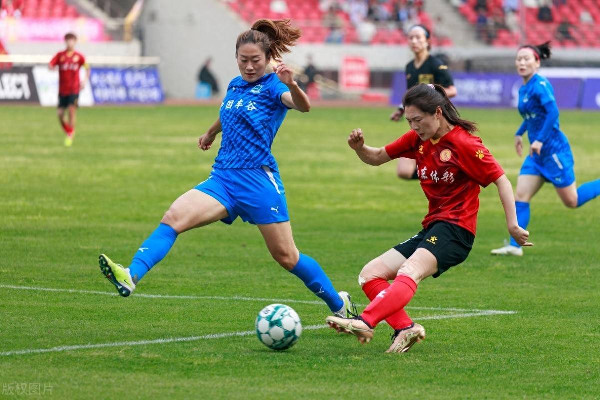 铁血女足：选手无惧困难拼尽全力的简单介绍