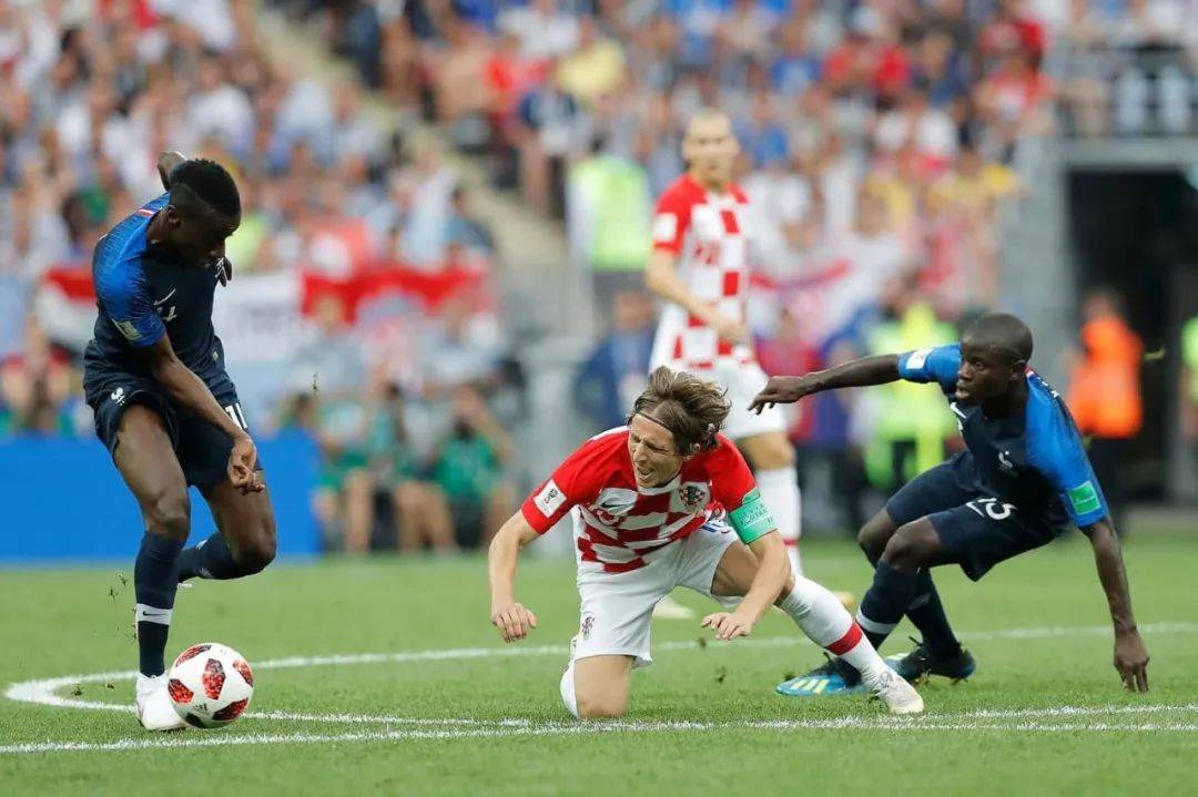 进攻防守齐飞,比赛焦点十足 进攻防守齐飞,比赛焦点十足