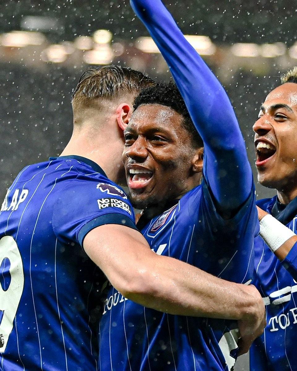 关于埃瓦尔前锋梅开二度,带领球队逆转胜利的信息 关于埃瓦尔前锋梅开二度,带领球队逆转胜利的信息