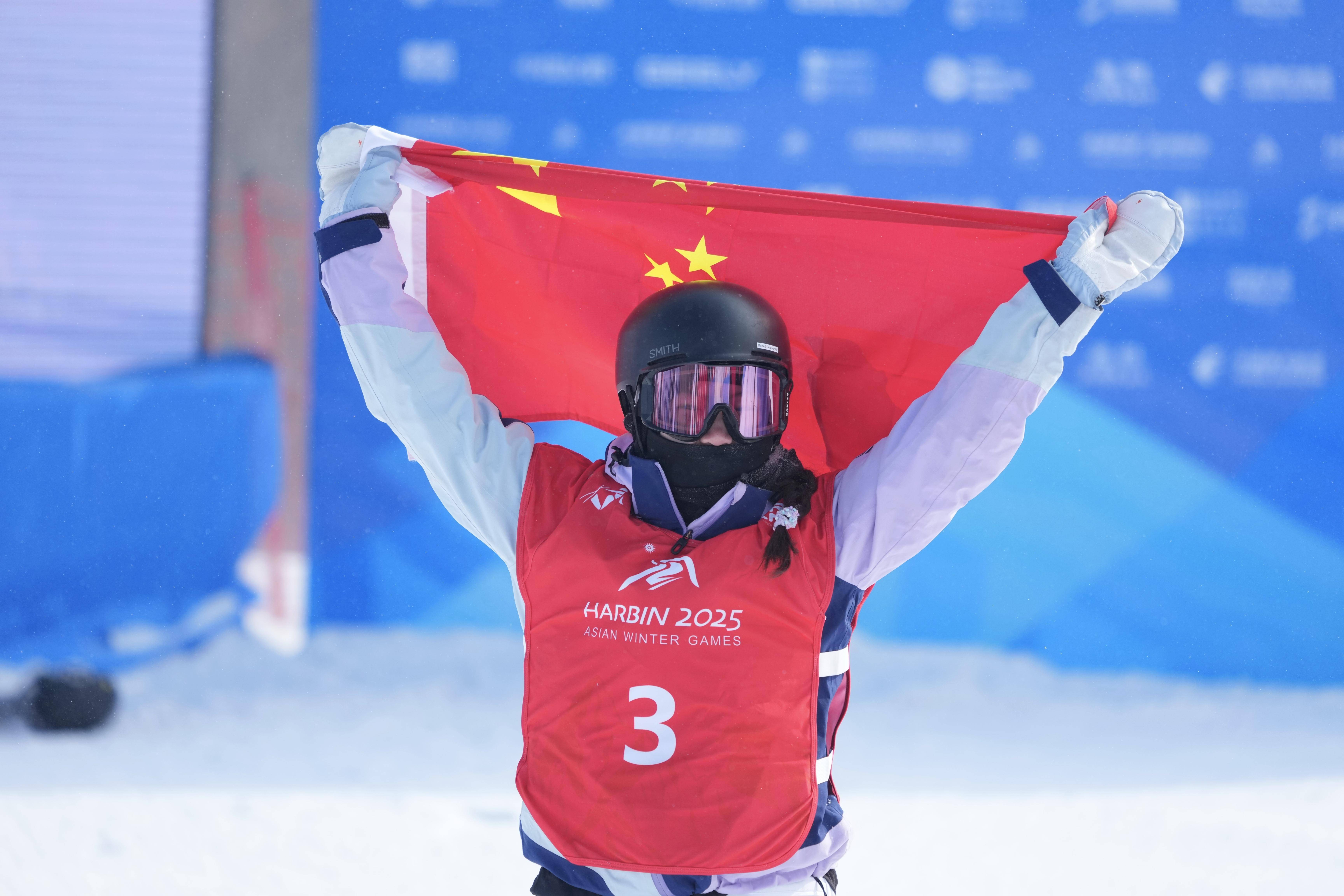 滑雪选手风雨彩虹夺得第一名 滑雪选手风雨彩虹夺得第一名