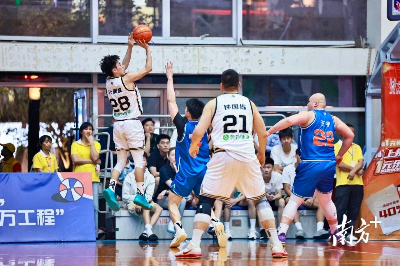 篮球联赛不断升温,赛事紧张刺激无限的简单介绍 篮球联赛不断升温,赛事紧张刺激无限的简单介绍