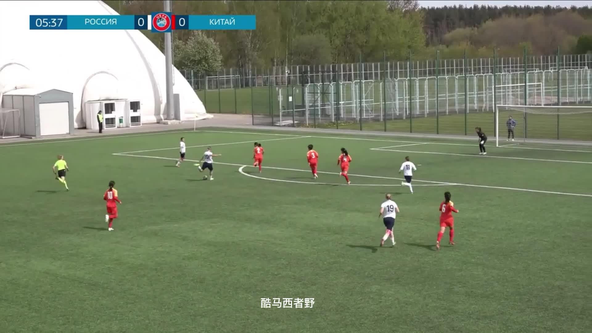 俄罗斯女足队在比赛中勇猛抗争 俄罗斯女足队在比赛中勇猛抗争