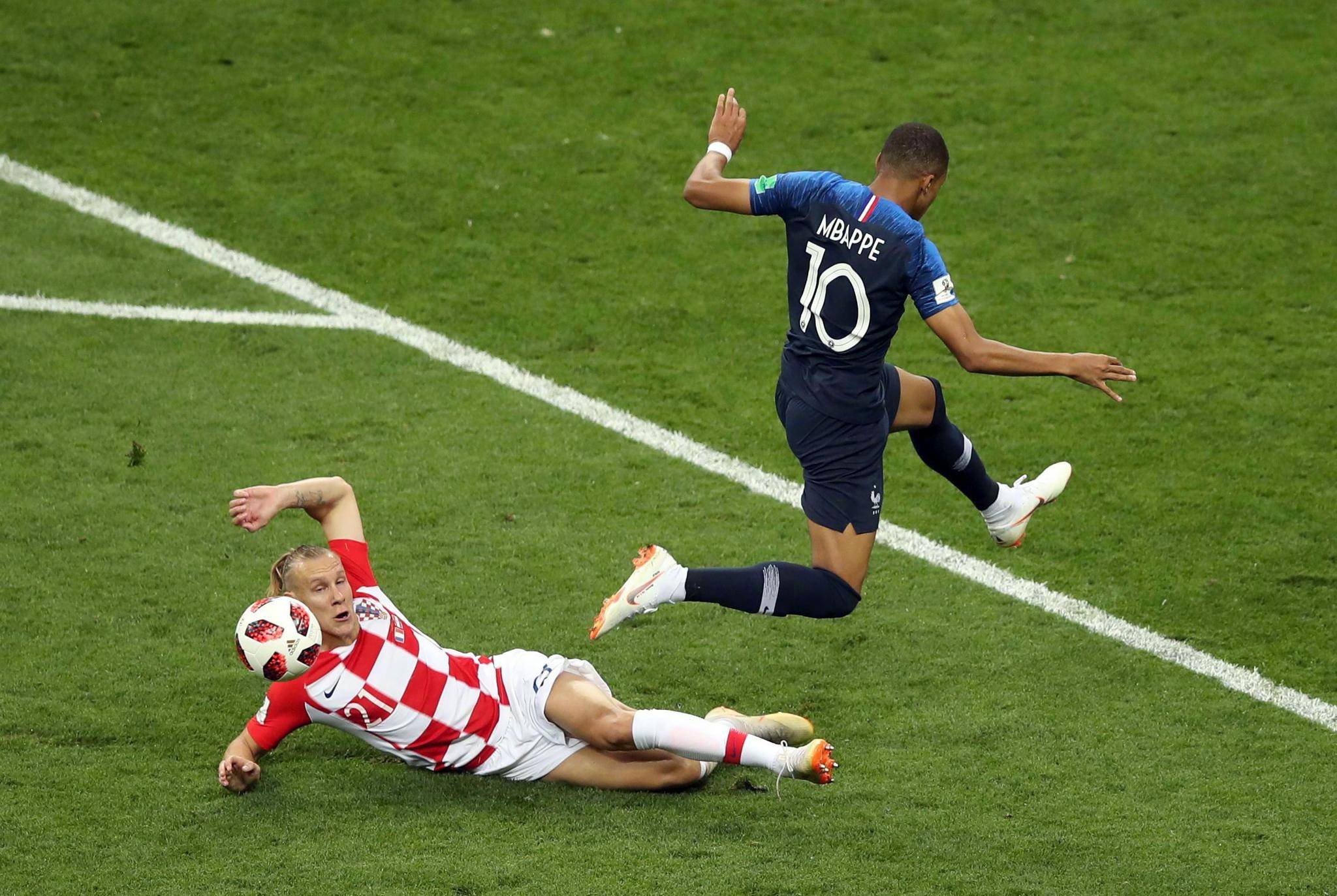 英格兰与克罗地亚展开巅峰对决 英格兰与克罗地亚展开巅峰对决