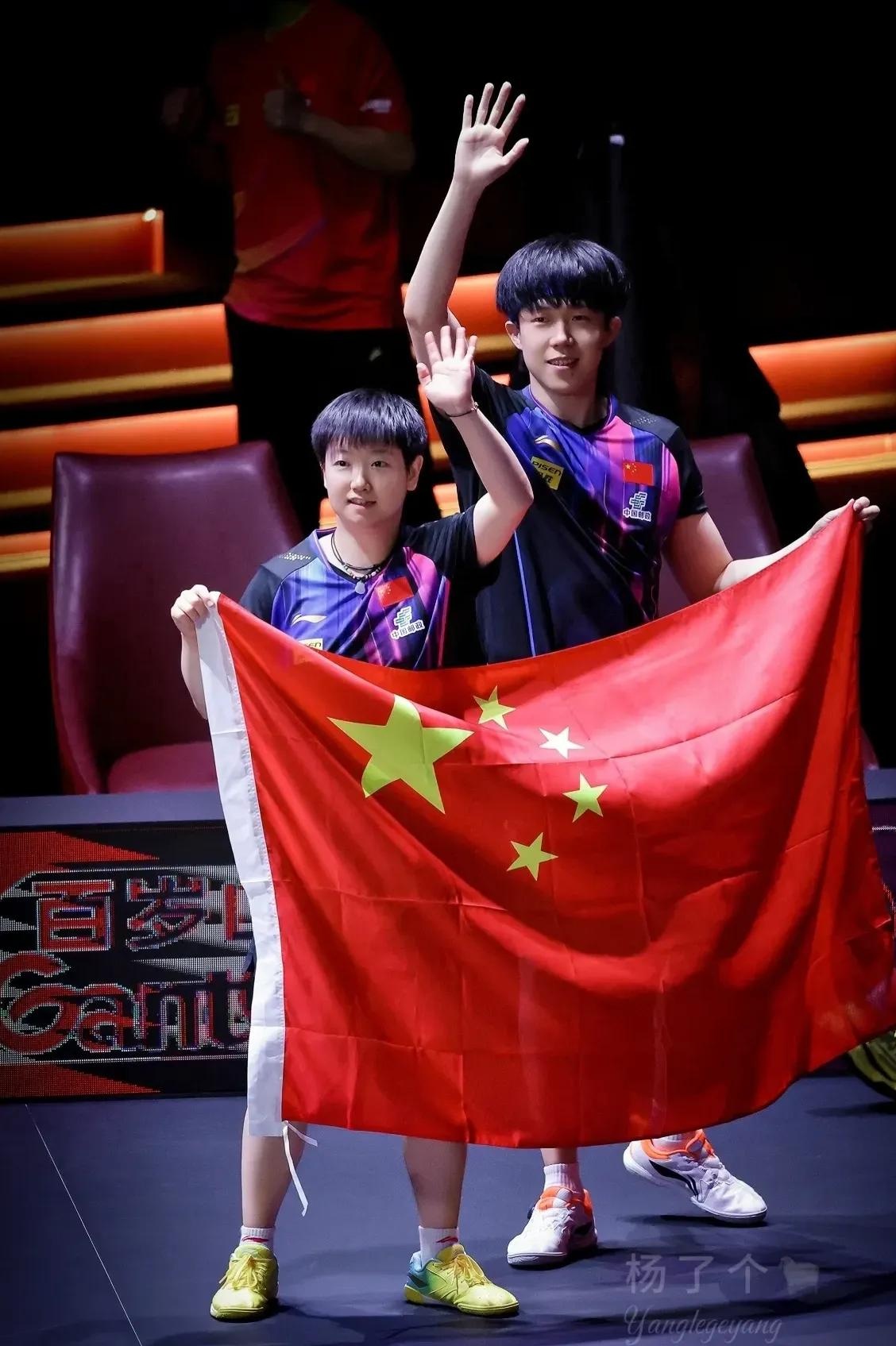 运动员们在擂台上拼尽全力,决战到最后一刻 运动员们在擂台上拼尽全力,决战到最后一刻