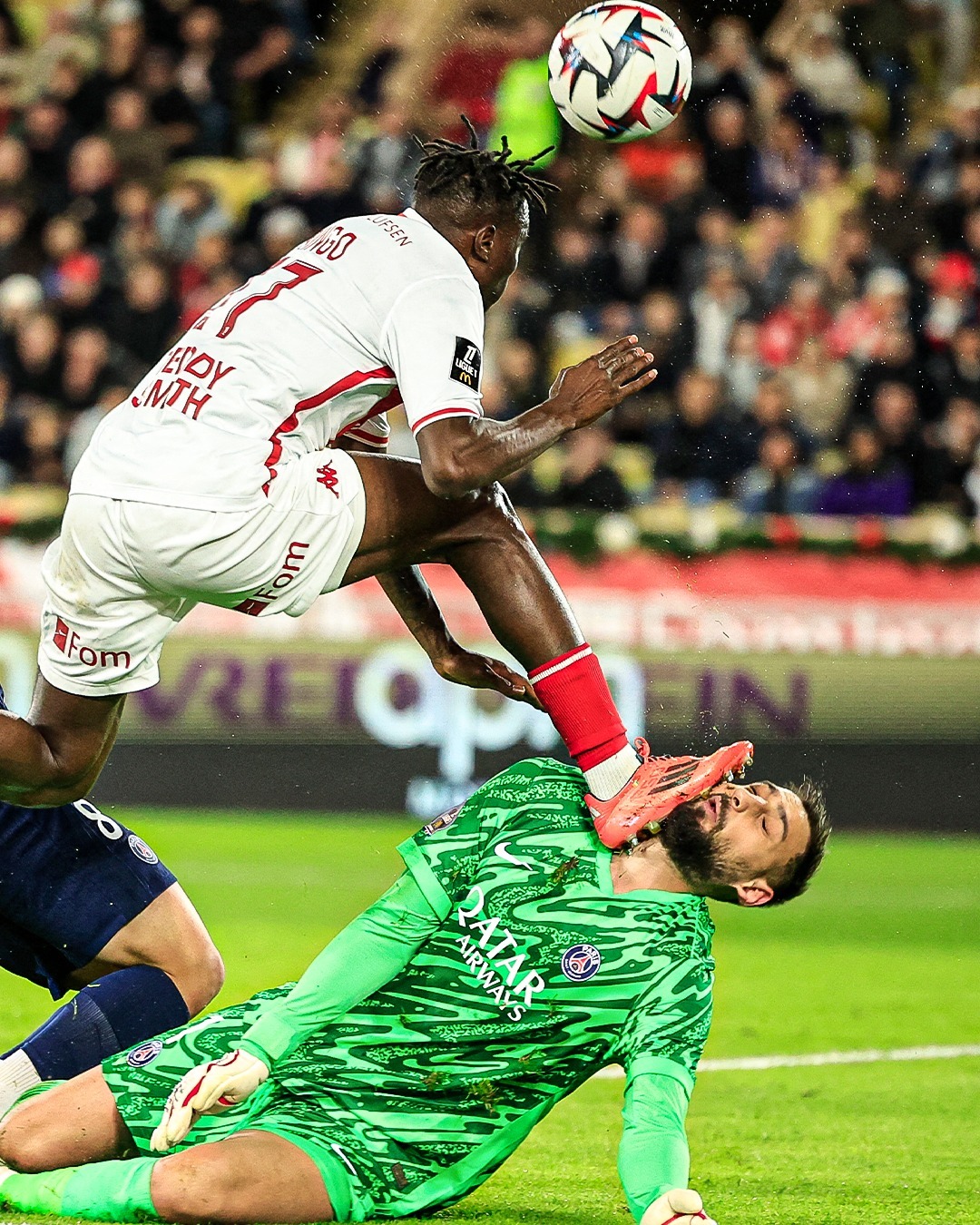 摩纳哥主场胜利后球员欢庆,激动不已 摩纳哥主场胜利后球员欢庆,激动不已