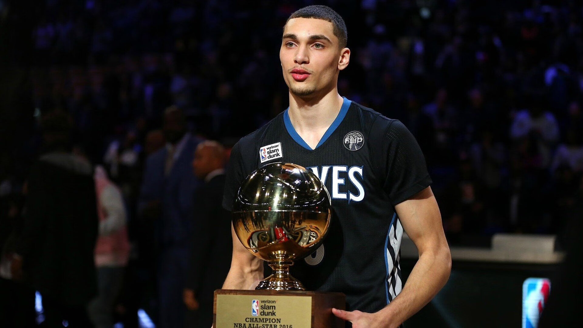 开云官网-灰熊利爪撕裂东南虎 浓眉擎天立柱惊四座